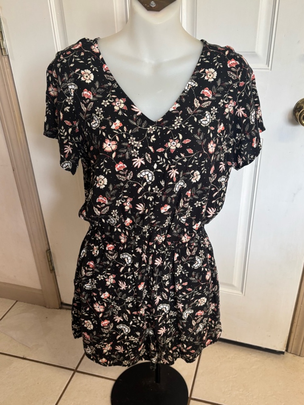 Small Old Navy Black/Pink/Coral/white floral short sleeve V-neck romper  In EUC!